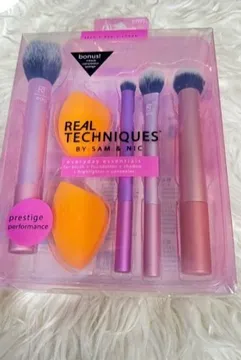Real Techniques Everyday Essentials 6 in 1 Makeup Brush Set