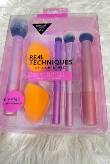 Real Techniques Everyday Essentials 6 in 1 Makeup Brush Set