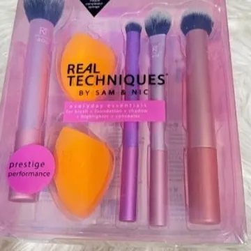 Real Techniques Everyday Essentials 6 in 1 Makeup Brush Set